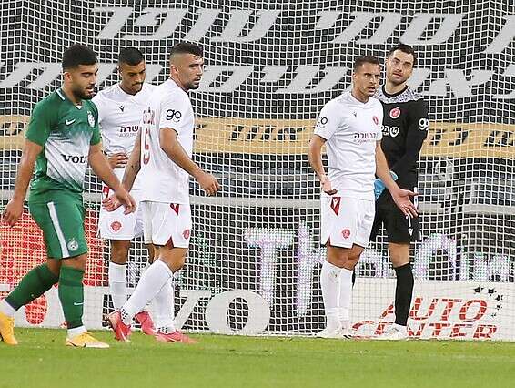 ההגנה של הפועל ת"א קצת פחות // צילום: אלן שיבר